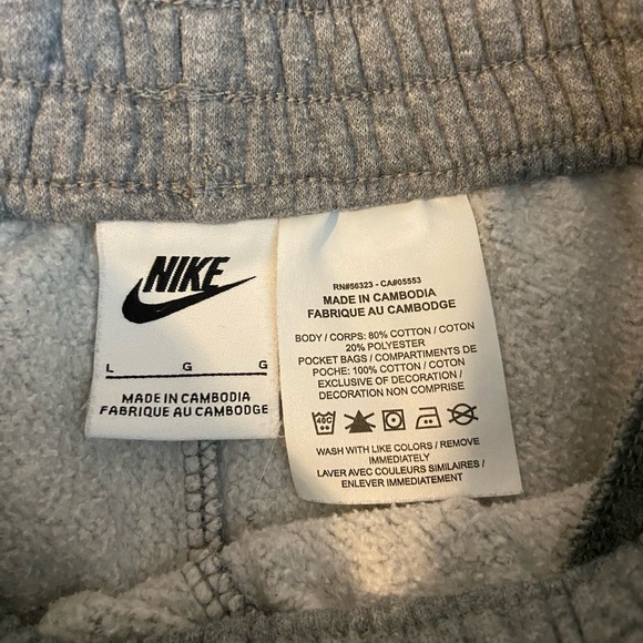 Nike Sportswear Club Fleece
Older Kids' Pullover Hoodie and Sweatpants - Picture 10 of 11